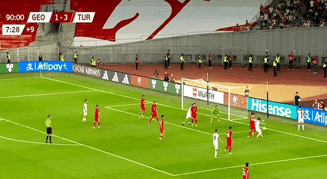 球场上的较量，每一粒进球都是全队拼搏的成果的简单介绍